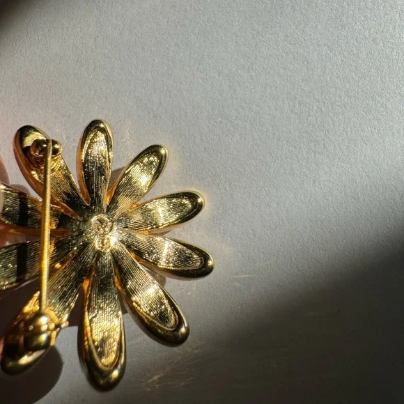 Stunning gold tone SWAROVSKI flower brooch pin - Picture 5 of 14